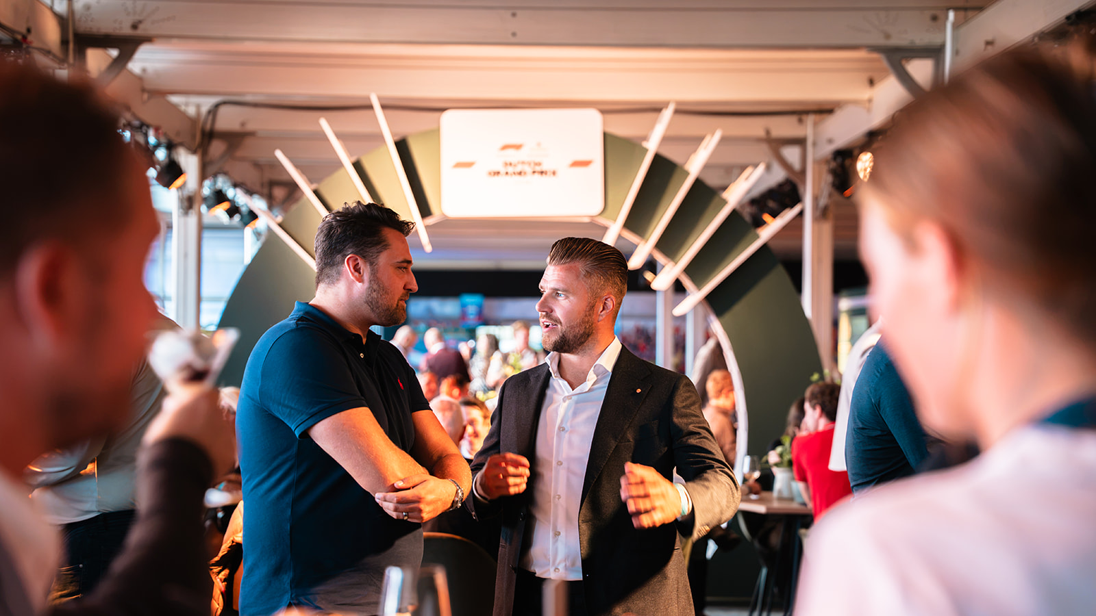 Twee ondernemers in gesprek tijdens een netwerkevent