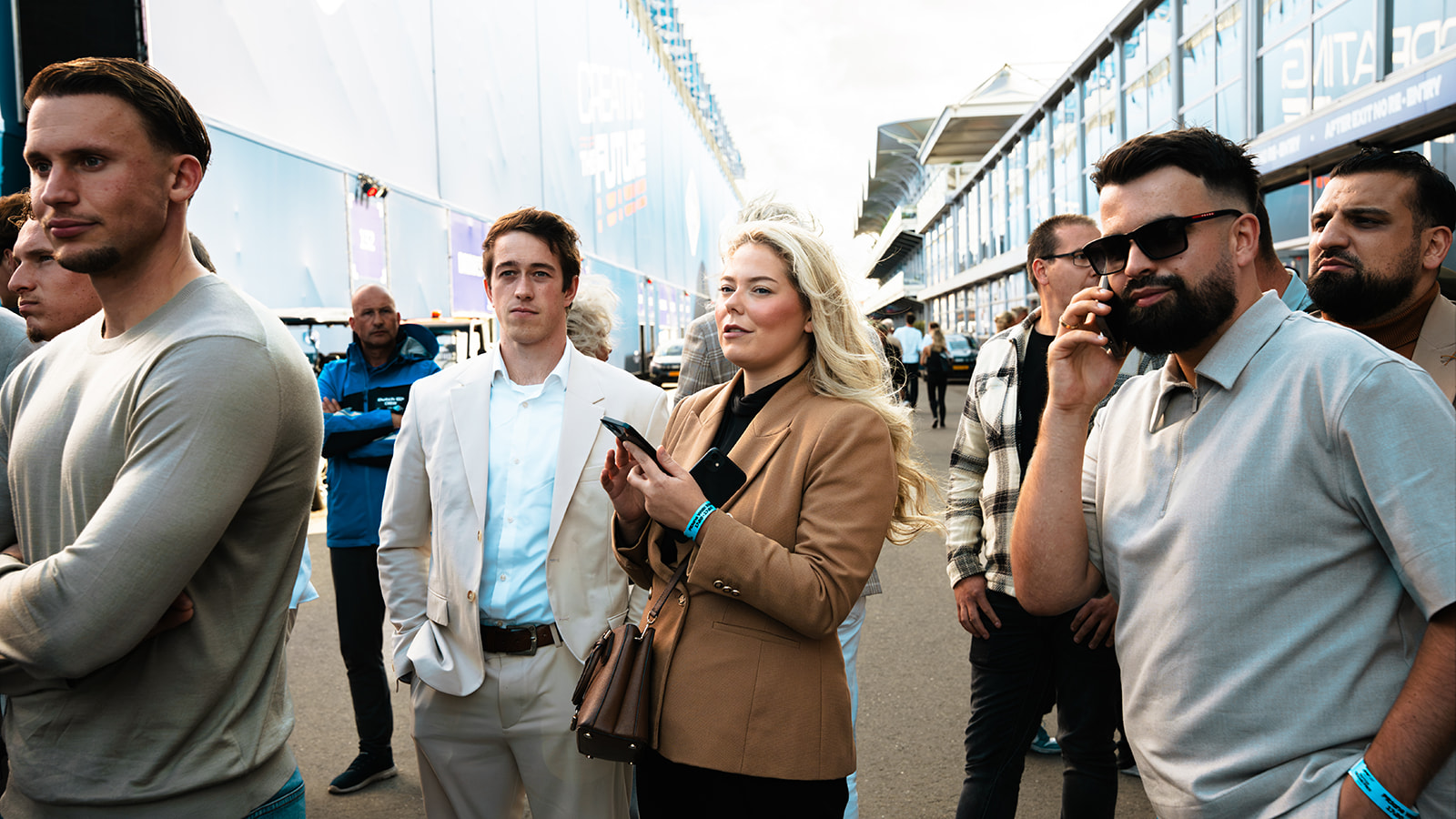 Ondernemers in gesprek langs het circuit
