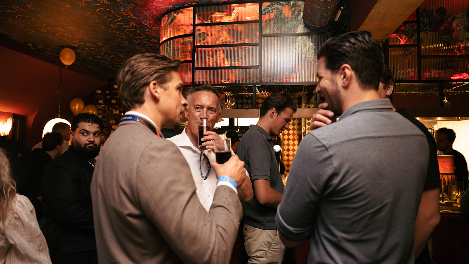Netwerkborrel met warme sfeerverlichting