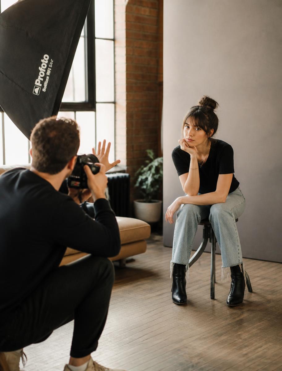 Fotograaf regisseert een portretsessie